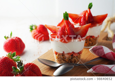 Yogurt Parfait with Plenty of Strawberries 98640652