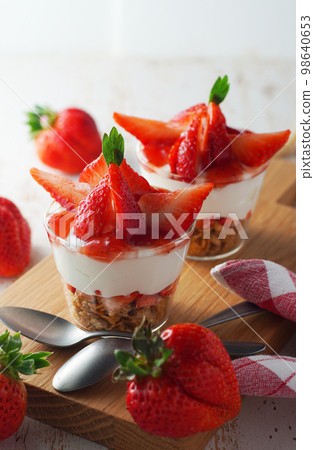 Yogurt Parfait with Plenty of Strawberries 98640653