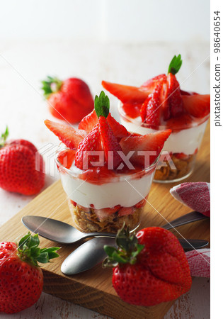 Yogurt Parfait with Plenty of Strawberries 98640654