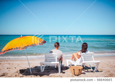 Young couple on white beach during summer vacation Young couple on white beach during summer vacation 98640665