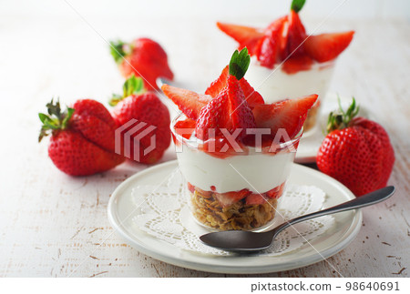 Yogurt Parfait with Plenty of Strawberries 98640691