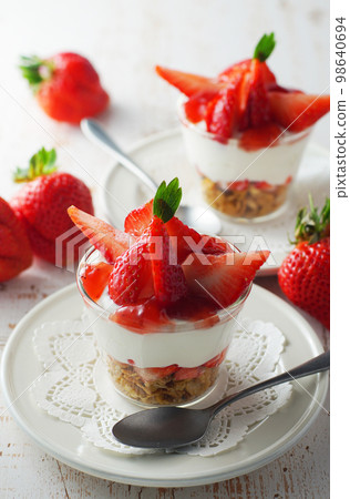 Yogurt Parfait with Plenty of Strawberries 98640694