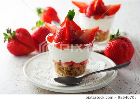 草莓酸奶凍糕 98640705