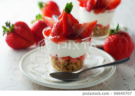 Yogurt Parfait with Plenty of Strawberries 98640707