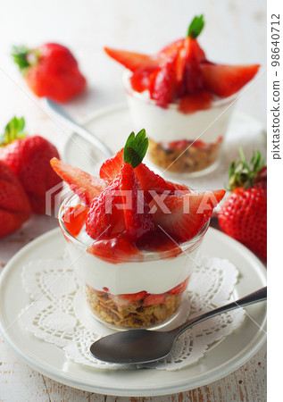 Yogurt Parfait with Plenty of Strawberries 98640712
