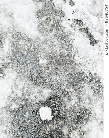 How the unmelted snow is frozen How the unmelted snow is frozen 98640754
