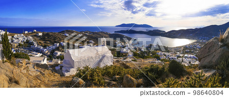 Breathtaking panoramic  view of Ios island. Chora village with churches and whitwashed houses. Popular tourist destination in Cyclades, Greece 98640804