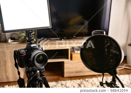 Mic-up broadcaster image Single-lens reflex camera, microphone and LED light Singing game commentary YouTuber 98641054