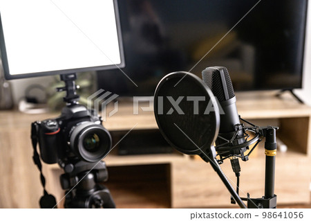 Mic-up 廣播員形象 單鏡頭反光相機、麥克風和 LED 燈 唱歌遊戲解說 YouTuber 98641056