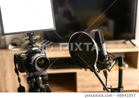Mic-up broadcaster image Single-lens reflex camera, microphone and LED light Singing game commentary YouTuber Mic-up broadcaster image Single-lens reflex camera, microphone and LED light Singing game commentary YouTuber 98641057