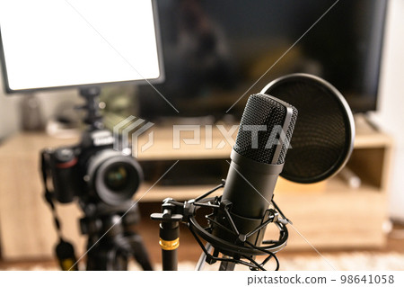Mic-up broadcaster image Single-lens reflex camera, microphone and LED light Singing game commentary YouTuber 98641058