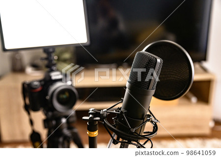 Mic-up broadcaster image Single-lens reflex camera, microphone and LED light Singing game commentary YouTuber 98641059