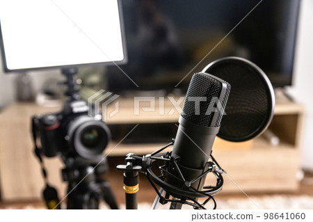 Mic-up broadcaster image Single-lens reflex camera, microphone and LED light Singing game commentary YouTuber 98641060