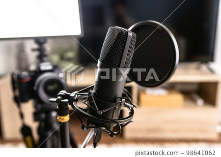 Mic-up broadcaster image Single-lens reflex camera, microphone and LED light Singing game commentary YouTuber 98641062
