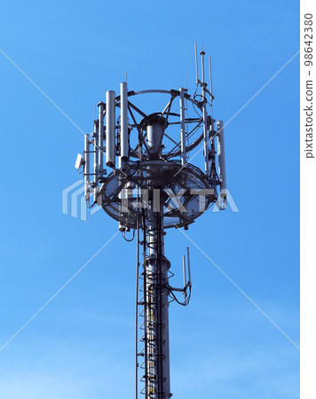 Smartphone communication image (radio tower: base station) Smartphone communication image (radio tower: base station) 98642380