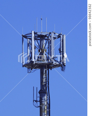 Smartphone communication image (radio tower: base station) Smartphone communication image (radio tower: base station) 98642382