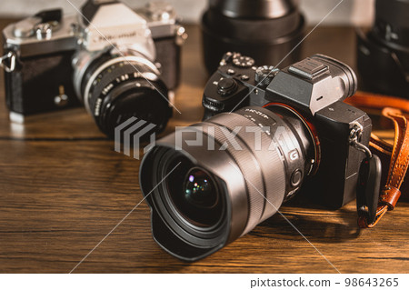 [Photographer] Mirrorless interchangeable-lens camera and film camera [Photographer] 98643265