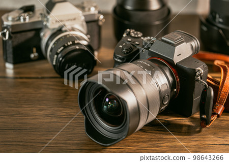 [Photographer] Mirrorless interchangeable-lens camera and film camera [Photographer] 98643266