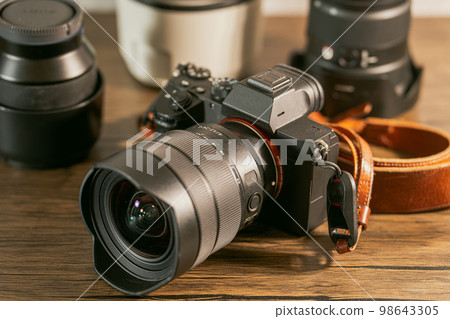 [Digital] Mirrorless interchangeable-lens camera and interchangeable lens [Full size] 98643305