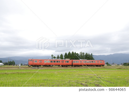 Near Takagi on the Johana Line Kiha 47 diesel train going through a scattered village Near Takagi on the Johana Line Kiha 47 diesel train going through a scattered village 98644065