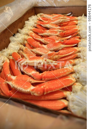 For New Year's when the family gathers... All-you-can-eat without hesitation♪ 5 kg of pre-boiled snow crab in a box 98644176