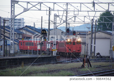 Kiha 40 diesel train arriving at Takaoka Station on the Johana Line 98644562