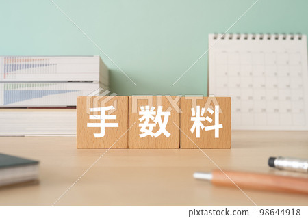 一張桌子上有一個標有費用的方塊 98644918