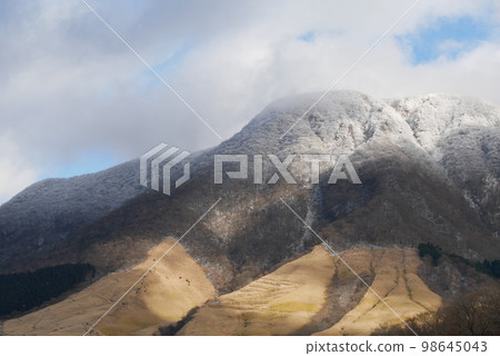 Yufudake in winter covered with thick clouds and light snow Yufudake in winter covered with thick clouds and light snow 98645043