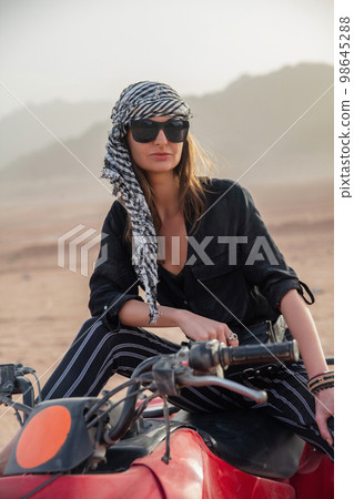 Beautiful woman dressing in casual clothes Beautiful woman dressing in casual clothes 98645288