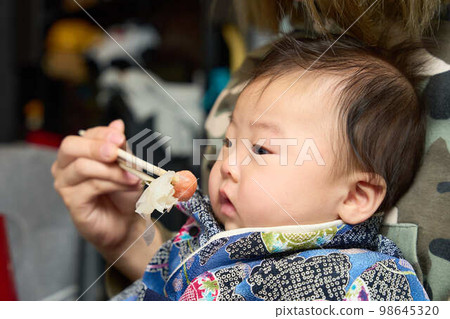 100 天慶祝活動/開始進食的男孩 100 天慶祝活動/開始進食的男孩 98645320