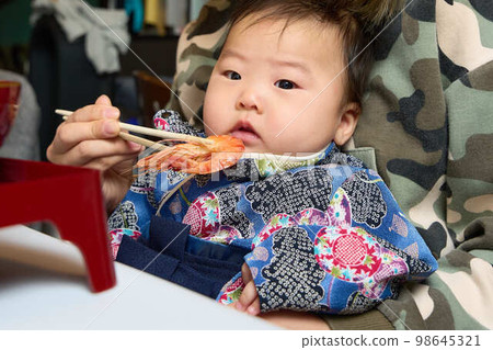 100 天慶祝活動/開始進食的男孩 100 天慶祝活動/開始進食的男孩 98645321