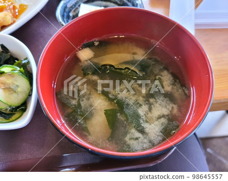 Wakame miso soup 98645557