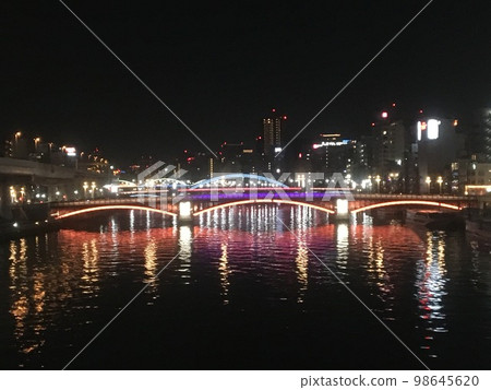 從淺草站附近的東武線隅田川大橋下游方向的除夕夜景 98645620