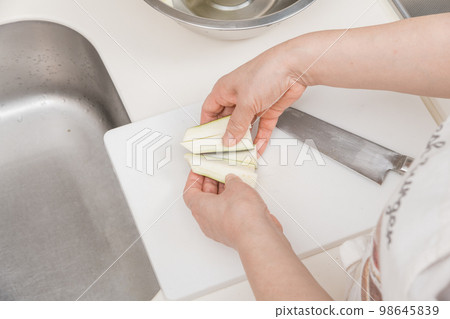 【中年家庭主婦用三德刀切茄子】 98645839