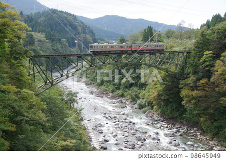 Toyama Chiho Railway Chigaki Bridge Local Train 17480 Toyama Chiho Railway Chigaki Bridge Local Train 17480 98645949