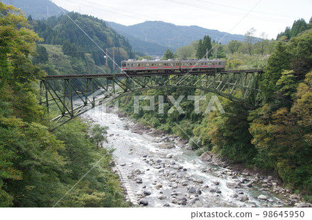 Toyama Chiho Railway Chigaki Bridge Local Train 17480 Toyama Chiho Railway Chigaki Bridge Local Train 17480 98645950