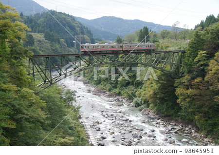 Toyama Chiho Railway Chigaki Bridge Local Train 17480 Toyama Chiho Railway Chigaki Bridge Local Train 17480 98645951