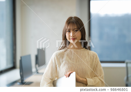 A young woman using a laptop 98646801