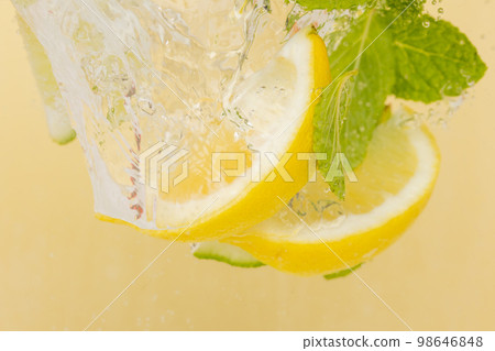 Underwater lemon, lime and mint 98646848