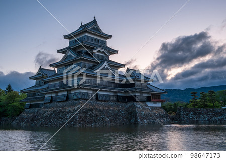 松本城堡在黎明 松本城堡在黎明 98647173