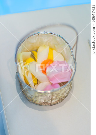 Chapel pre-throwing flower shower Chapel pre-throwing flower shower 98647432