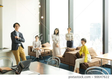 people relaxing in the office 98647622