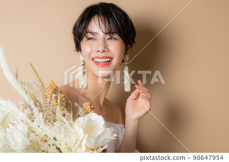 A woman with short hair 98647954