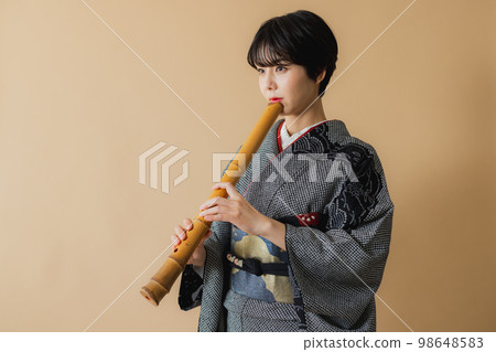 拿著日本樂器尺八的和服的婦女 98648583