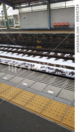 Winter station Snow-covered tracks 98648784