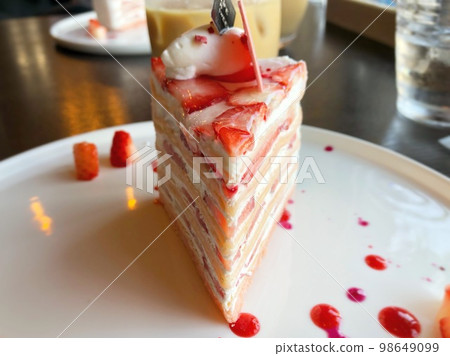 Strawberry mille-feuille with a wonderful cross section 98649099