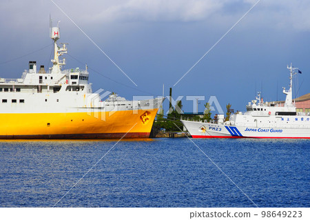 日本海岸警衛隊巡邏船 Oirase 和 Seikan Ferry Hakkoda Maru 停泊在青森港 98649223