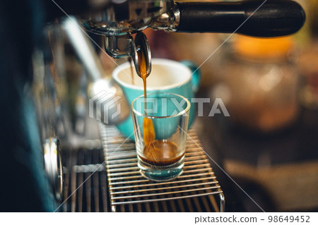 Wonderful espresso shot pouring out 98649452