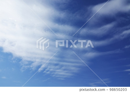 清爽的早春風景，湛藍的天空和波浪般的白雲 220212pm 98650203