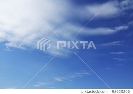 清爽的早春風景，湛藍的天空和波浪般的白雲 220212pm 98650206